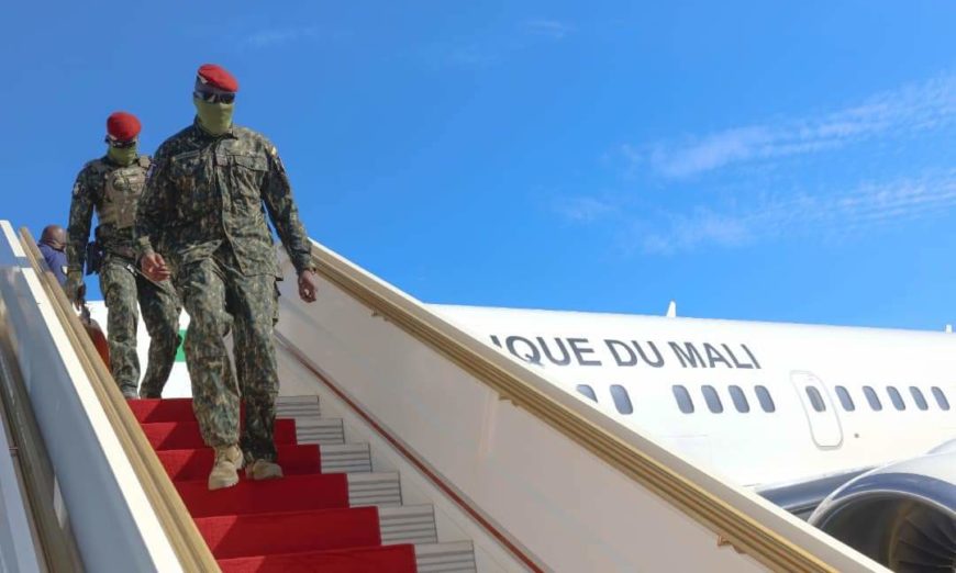 Quand c’est Air Mali qui transporte Doumbouya