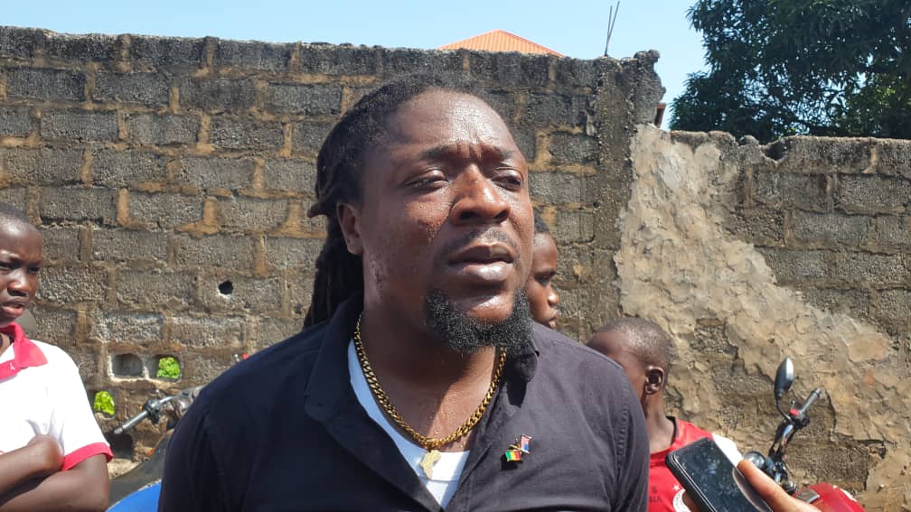 Inhumation de l’artiste Baba Samba : ses confrères déplorent les conditions du rapatriement de son corps (réactions)