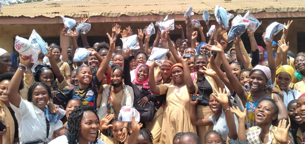 08 mars : des serviettes hygiéniques pour les filles du lycée Bonfi