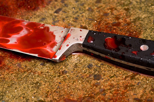 Crime passionnel: il tue l’homme qu’il accuse de sortir avec sa petite-amie