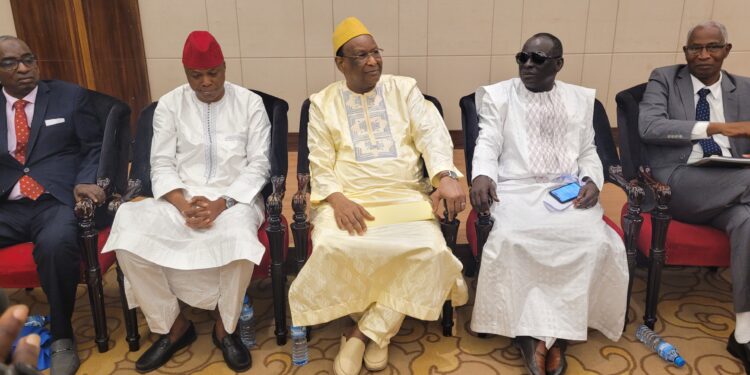 Des politiques et activistes (soutiens de la transition) annoncent un « front solide »