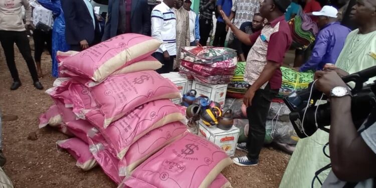 Inondation à Coyah : Dr Dansa Kourouma offre des vivres aux sinistrés