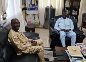 Le ministre gambien de la jeunesse reçoit le directeur pays du mérite international Guinée