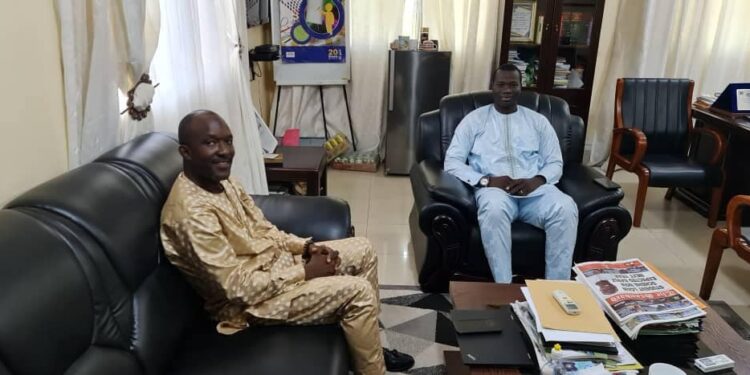 Le ministre gambien de la jeunesse reçoit le directeur pays du mérite international Guinée