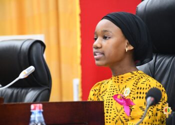 Des jeunes filles saisissent la tribune du CNT pour se faire entendre