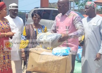 Conakry: remise des uniformes et équipements de protection au personnel de santé