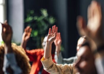 Pourquoi les femmes posent-elles moins de questions en public ?