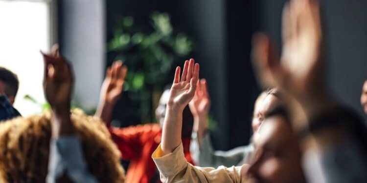 Pourquoi les femmes posent-elles moins de questions en public ?