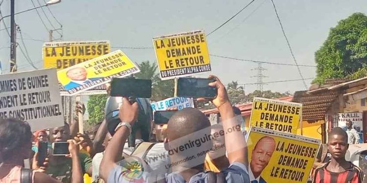 Conakry : jeunes et femmes dans la rue pour le retour d’Alpha Condé au pouvoir