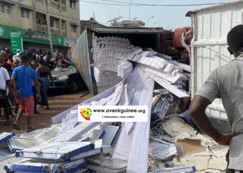 Urgent : Un camion se renverse sur des véhicules, en provenance de Bambeto…