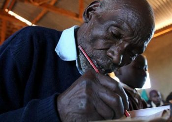 L&rsquo;histoire inspirante de l&rsquo;homme qui a commencé l&rsquo;école primaire à 84 ans
