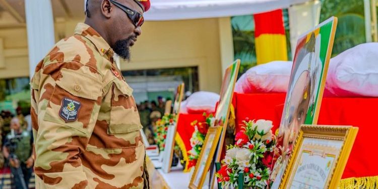 Colonel Doumbouya décerne la Croix de guerre (à titre posthume) aux militaires tués le 04 novembre 