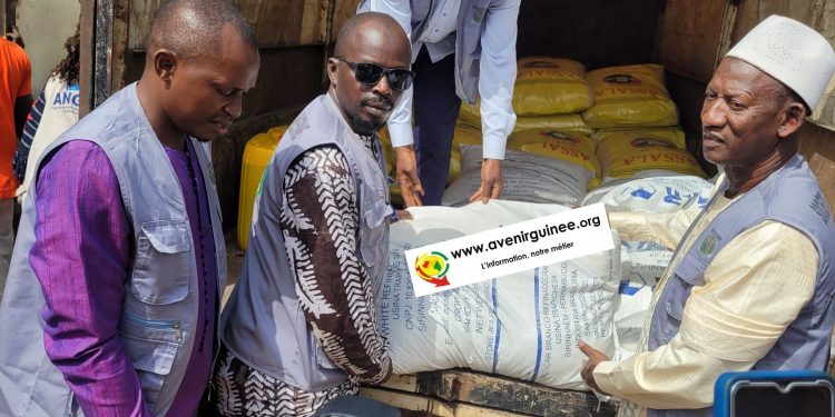 Après le don de sang, le CNOSCG offre des vivres aux sinistrés de Kaloum