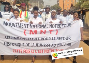 En direct de Tombolia : des jeunes manifestent pour le renouvellement de la classe politique