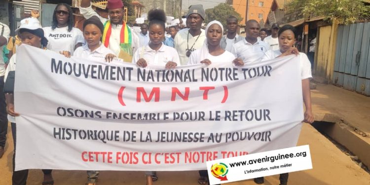 En direct de Tombolia : des jeunes manifestent pour le renouvellement de la classe politique