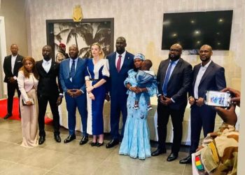 Colonel Doumbouya partage le réveillon avec Michel Lamah, Alia Camara et leurs épouses…(Photo)
