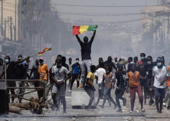 Sénégal: des heurts devant l&rsquo;Assemblée nationale où se déroule un débat crucial