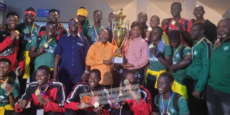 Sport : l&rsquo;équipe Guinéenne de Handball Junior rentre avec le Trophée IHF et des Médailles