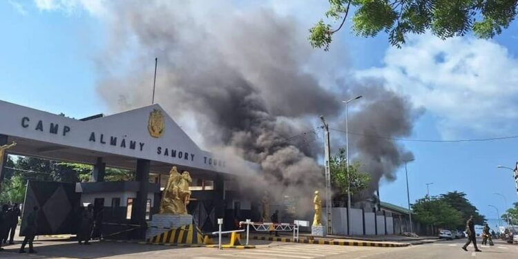 Urgent : feu au camp Almamy Samory Touré de Kaloum !!