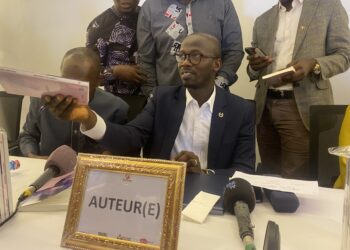 Dédicace de « L’Enfant de la Prophétie » : de Beyla à Conakry, Mohamed Cissé partage une leçon de vie et de persévérance
