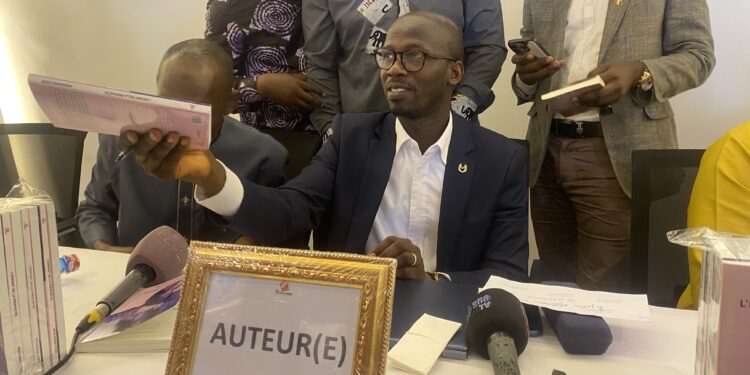 Dédicace de « L’Enfant de la Prophétie » : de Beyla à Conakry, Mohamed Cissé partage une leçon de vie et de persévérance