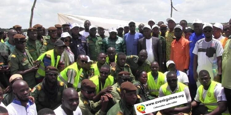 Célébration de la Journée Mondiale de la Désertification et de la Sécheresse : à Mandiana, l’ONG planetGOLD Guinée offre des plants au Ministère de l’Environnement et du Développement Durable