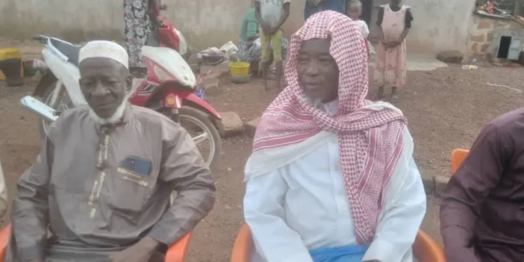 Siguiri : des millions, des objets et des vivres offerts à Doumbouya qui adhère à l&rsquo;islam après 30 ans d&rsquo;adoration occulte