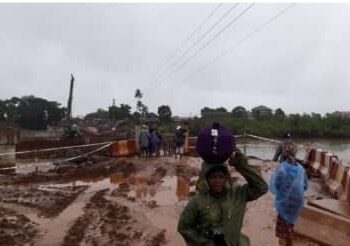 Traversée du pont de Kassonya : un défi pour les usagers pendant la saison des pluies