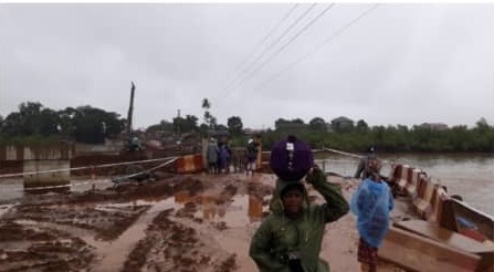 Traversée du pont de Kassonya : un défi pour les usagers pendant la saison des pluies