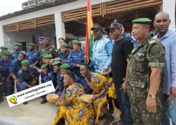 En route pour le festival International de Musique Militaire à Moscou : la délégation guinéenne reçoit le drapeau