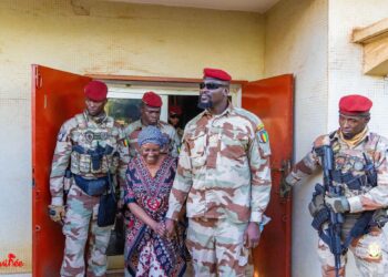 Visite de courtoisie du Gl Doumbouya chez Hadja Aïcha Bah, l’une des facilitatrices du dialogue inclusif
