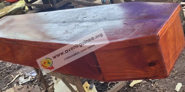Conakry : Les fabricants de cercueils se plaignent de la rareté des clients « il n’y a pas de marché »