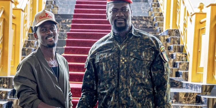 L’artiste black-M reçu par le Gl Doumbouya