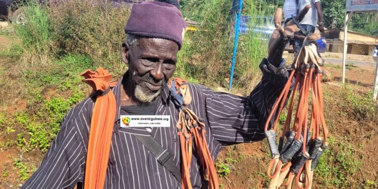 À 88 ans, Abdoul vend des lance-pierres à Coyah : « ce métier m’a permis de construire, d’épouser 3 femmes et d’avoir 16 enfants »