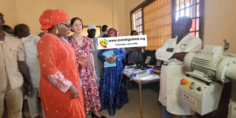 Humanitaire : la ministre Charlotte Daffé procède à la remise d’un don d’équipements et de consommables au Centre National d’Orthopédie de Donka