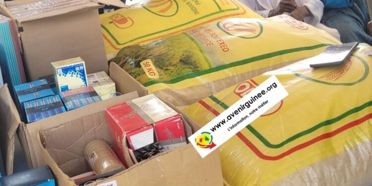 Conakry : l’Ambassade de France offre des équipements informatiques et des sacs de riz aux anciens combattants et aux veuves de militaires