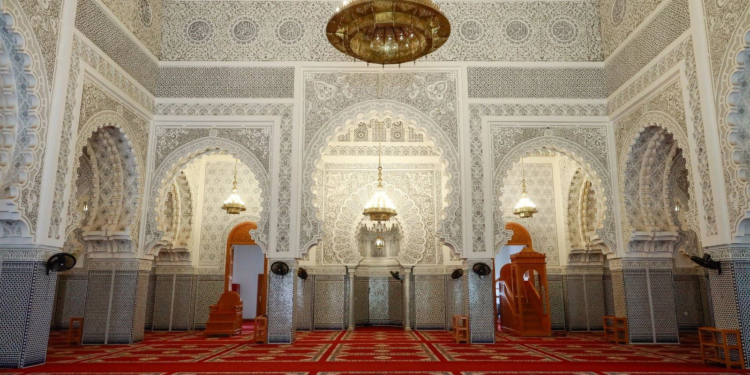 Conakry : Un jeune surpris entrain de voler des nattes dans une mosquée, à Dar-es-salam