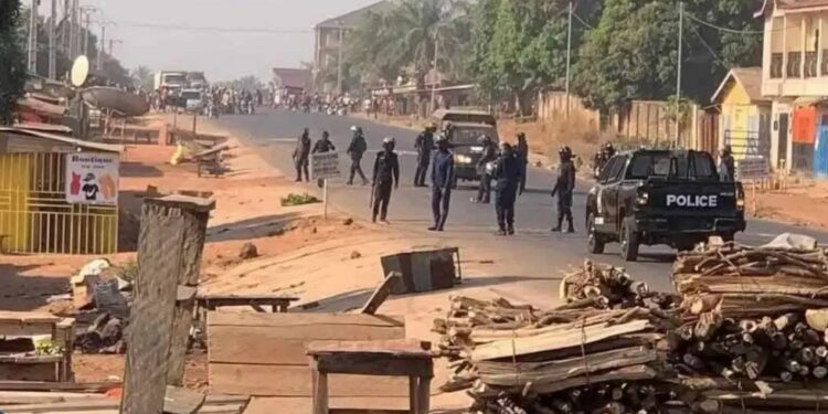 Kindia : des citoyens en colère bloquent la route nationale, à KhaliaKhory