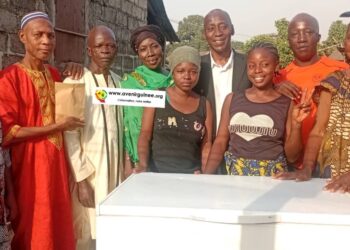 Les anciens élèves de M. Karifa Camara honorent leur instituteur à travers des dons symboliques