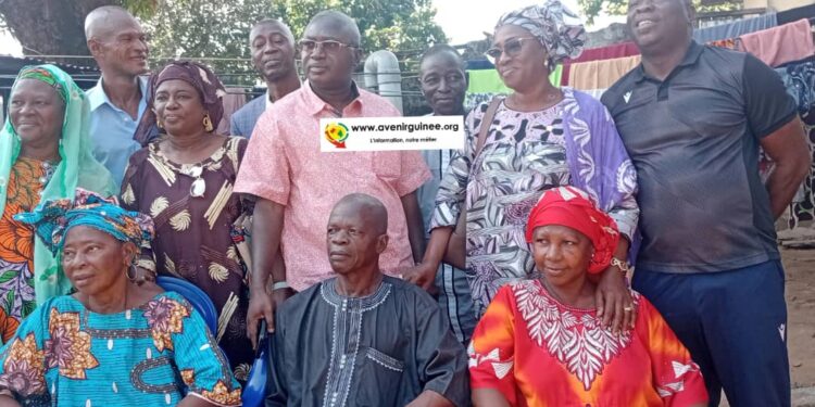 Acte de reconnaissance : M. Karifa Camara honoré par ses anciens élèves, 45 ans après