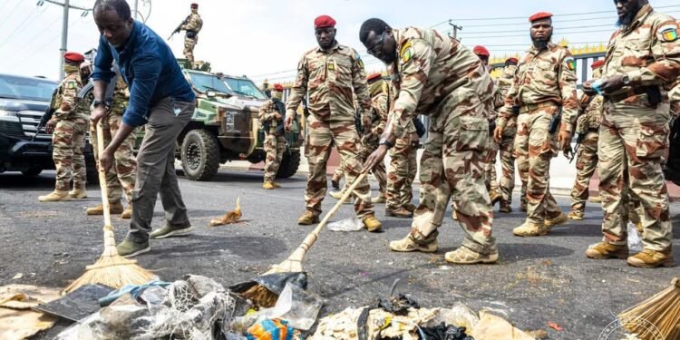 Conakry : le Gl Doumbouya en action contre les ordures, à Madina