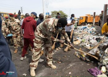 Conakry : le Gl Doumbouya en action contre les ordures, à Madina