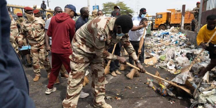 Conakry : le Gl Doumbouya en action contre les ordures, à Madina