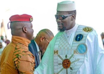 Accra : cette poignée de main entre Gl Doumbouya et le capitaine Ibrahima Traoré