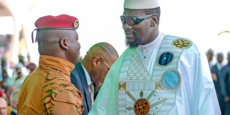 Accra : cette poignée de main entre Gl Doumbouya et le capitaine Ibrahima Traoré