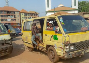 Inédit à Conakry : Une passagère se jette sur le chauffeur d&rsquo;un « Mabgana » en pleine circulation