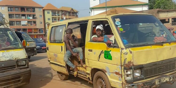 Inédit à Conakry : Une passagère se jette sur le chauffeur d&rsquo;un « Mabgana » en pleine circulation