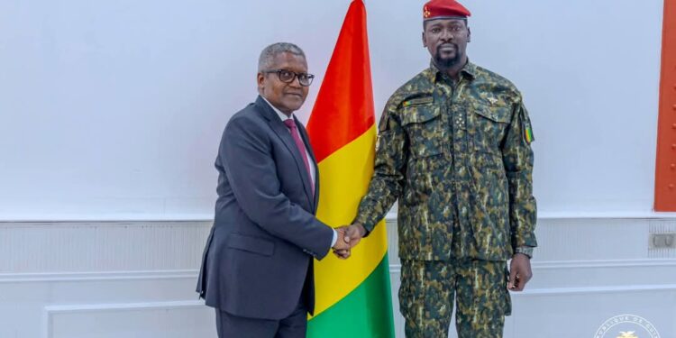 L&rsquo;homme le plus fortuné d&rsquo;Afrique reçu par le Gl Doumbouya