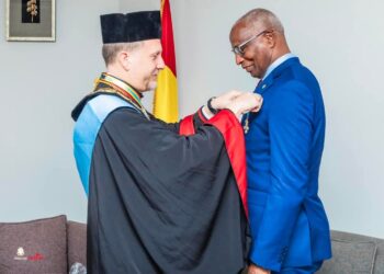 Le PM Bah Oury décoré en tant que Grand Officier de l’Ordre de la Couronne