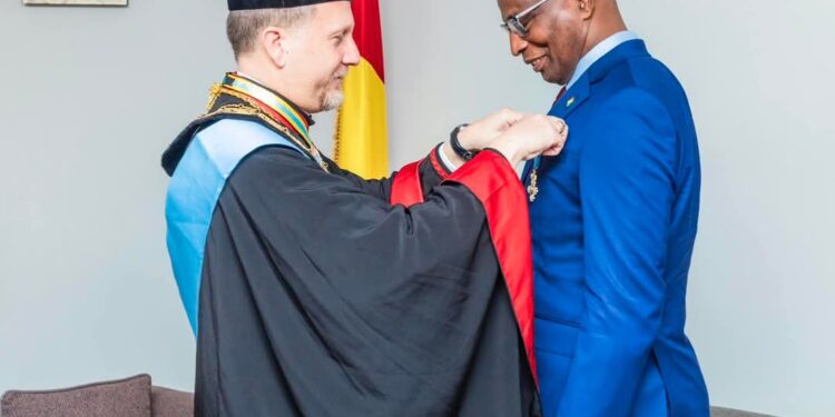 Le PM Bah Oury décoré en tant que Grand Officier de l’Ordre de la Couronne